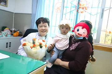 结扎13年只能试管?若尔盖妈妈宫腹腔镜复通后自怀，携爱女感恩左玉芳医生